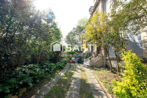 Talence entre forum et Peixotto propriété de caractère  avec jardin et stationnement