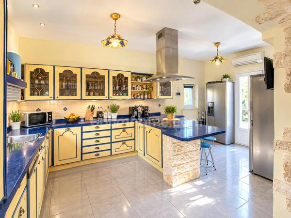 Propriété 5 pièces 178m2 avec piscine sur terrain de 1,4H à MEZE (34)