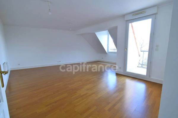 Appartement à louer 3 pièces de 85 m2 DIJON (21) quartier haut EIFFEL , balcon, cave, parking