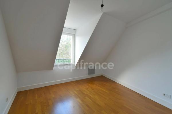 Appartement à louer 3 pièces de 85 m2 DIJON (21) quartier haut EIFFEL , balcon, cave, parking
