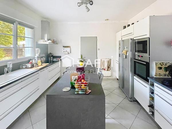 Maison de 250m², 8 pièces sur 5300m² de terrain.