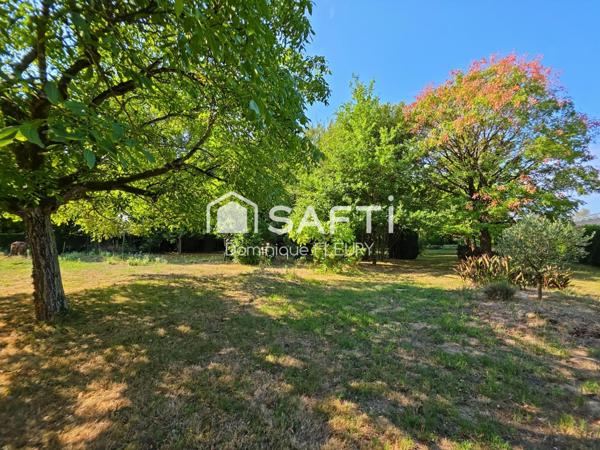 Maison de 250m², 8 pièces sur 5300m² de terrain.