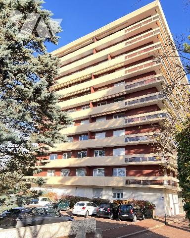 Ecully, proche centre, T5 de 124,52 m² dans résidence Pitance avec piscine et tennis - garage.