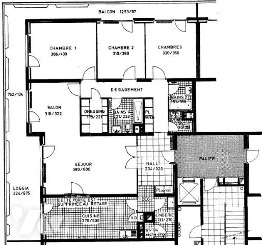 Ecully, proche centre, T5 de 124,52 m² dans résidence Pitance avec piscine et tennis - garage.
