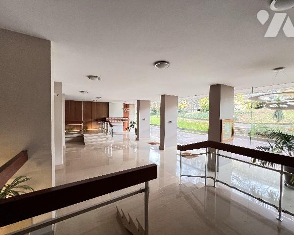 Ecully, proche centre, T5 de 124,52 m² dans résidence Pitance avec piscine et tennis - garage.