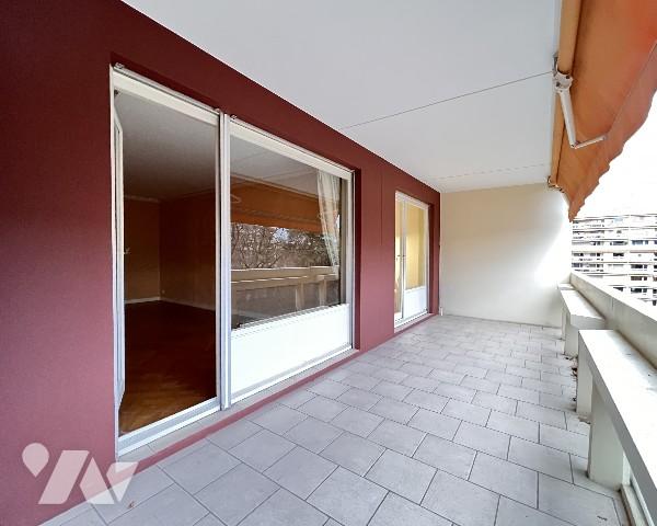 Ecully, proche centre, T5 de 124,52 m² dans résidence Pitance avec piscine et tennis - garage.