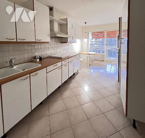 Ecully, proche centre, T5 de 124,52 m² dans résidence Pitance avec piscine et tennis - garage.