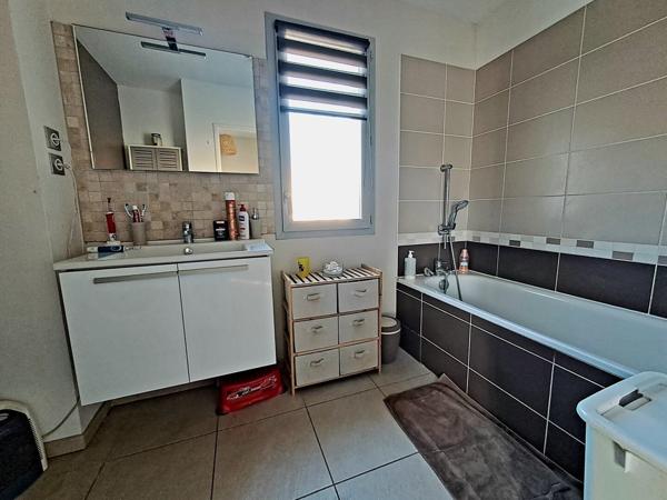 Maison de village tout confort, 3 chambres, jardinet, garage