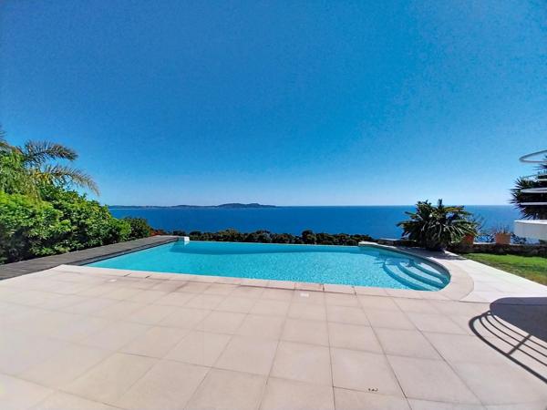 Villa d'architecte d'exception, vue mer, piscine.