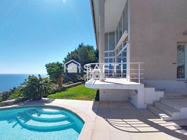 Villa d'architecte d'exception, vue mer, piscine.