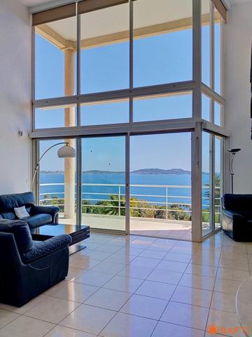Villa d'architecte d'exception, vue mer, piscine.