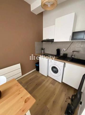 Immeuble
         8 pièces
        - 244 m²