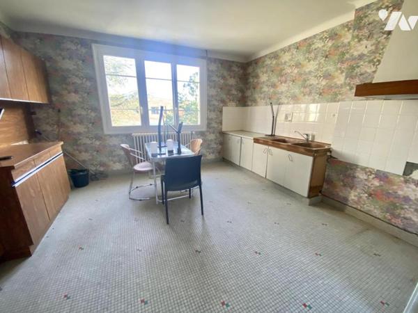 Une maison d'habitation avec 4 chambres