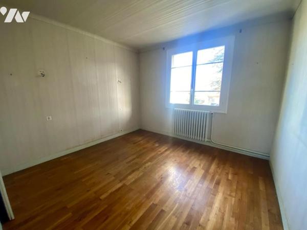 Une maison d'habitation avec 4 chambres