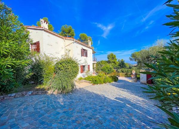 Maison à vendre    5 pièces •  Saint-Paul-de-Vence