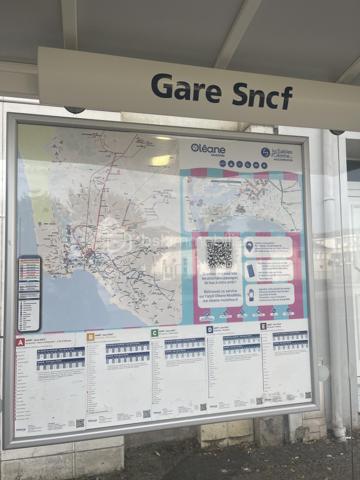À quelques minutes à pied de la plage, du centre-ville et de la gare TGV, découvrez cet appartement de 72 m², offrant un cadre de vie particulièrement agréable et recherché.

Situé au 1er et dernier étage d’une petite copropriété sécurisée de seulement 3 copropriétaires, il bénéficie d’un environnement calme, d’une belle luminosité et de volumes généreux.

 UNE PIÈCE DE VIE BAIGNÉE DE LUMIÈRE

Dès l’entrée, vous apprécierez le grand placard de rangement.
La pièce de vie d’environ 24 m², traversante et lumineuse, profite de deux grandes fenêtres et d’une vue dégagée sur un jardin arboré, sans vis-à-vis.
Grâce à sa double exposition sud-est / nord-ouest, l’appartement bénéficie d’une belle lumière naturelle tout au long de la journée.

 UN ESPACE NUIT AUX BEAUX VOLUMES

L’appartement dispose de :

-2 grandes chambres de plus de 16 m² chacune
-1 salle de bains
-1 WC indépendant
-1 buanderie, pratique au quotidien
-De nombreux espaces de rangement

La belle hauteur sous plafond et l’absence de voisin au-dessus et sur les cotés, renforcent encore la sensation d’espace et de tranquillité.

 LES VÉRITABLES ATOUTS

 -Emplacement privilégié : tout se fait à pied
 -Grande Plage à moins de 10 minutes
-Centre-ville à environ 7 minutes à pied
 -Gare TGV à seulement 1 minute à pied
 -Double exposition sud-est / nord-ouest
 -Vue dégagée sur un jardin arboré
 -Double vitrage
 -Volets roulants électriques
 -Nombreux rangements
 -Beaux volumes et belle hauteur sous plafond
 -Aucun voisin au-dessus ni mitoyen direct
 -Petite copropriété familiale de seulement 3 copropriétaires
 -Pas de charges de copropriété
 -Espace commun pour vélos et poussettes
 -Possibilité de stationnement à proximité
- Ravalement de façade effectué

🚶 UN EMPLACEMENT IDÉAL POUR UNE VIE 100 % À PIED

L’emplacement est particulièrement pratique :

 -Gare TGV à 1 minute à pied, avec liaison directe vers Paris Montparnasse en environ 3h27
 -Boulangerie juste en face
 -Centre-ville à 7 minutes à pied : commerces, marché couvert, restaurants, boutiques, Monoprix, pharmacie, écoles…
 -Réseau de bus A, B, C, D, E et F
 -Grande Plage à moins de 10 minutes à pied
 
LES SABLES-D’OLONNE : UN CADRE DE VIE RECHERCHÉ

Que ce soit pour une résidence principale, un pied-à-terre, une résidence secondaire ou un investissement locatif, cet appartement offre une situation idéale pour profiter pleinement des Sables-d’Olonne.

Une station balnéaire vivante toute l’année, entre océan, plages, activités nautiques, commerces, restaurants, événements culturels et sportifs, cinéma, casino et art de vivre vendéen.

Certaines photos présentent des projections d’aménagement afin de vous permettre de vous projeter dans les espaces.

📞 Je suis à votre disposition pour vous présenter ce bien et échanger sur votre projet.

Visites possibles 7 jours sur 7.