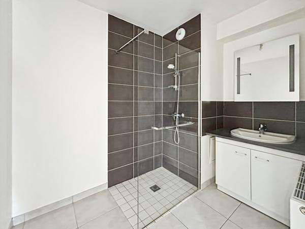 CAEN SAINT GILLES - APPARTEMENT 3 PIECES 58.90 m2 + terrasse + parkings , Caen