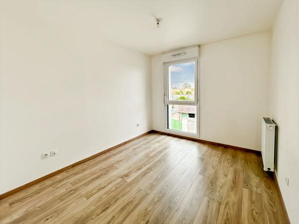 CAEN SAINT GILLES - APPARTEMENT 3 PIECES 58.90 m2 + terrasse + parkings , Caen