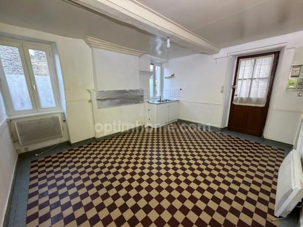 CHARMANTE MAISON DE VILLAGE AVEC GARAGE – ENVIRONNEMENT PAISIBLE – SAINT-PIERRE-EN-AUGE (14170)