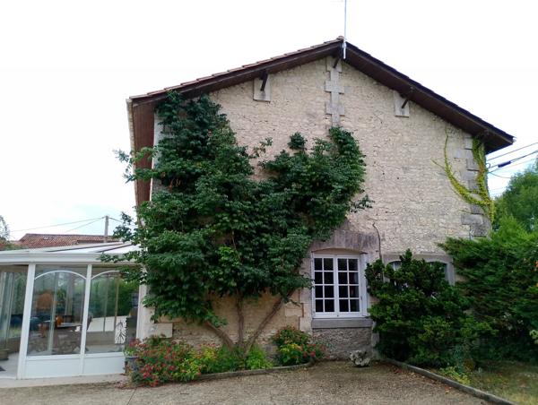 Grande maison charentaise avec dépendances