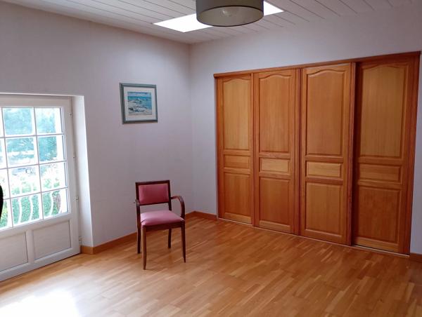 Grande maison charentaise avec dépendances