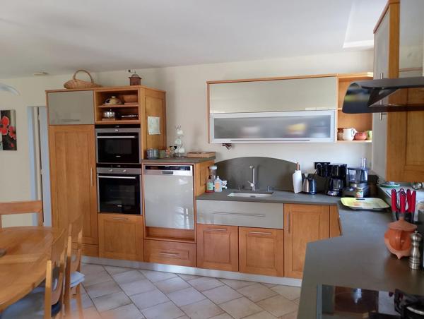 Grande maison charentaise avec dépendances