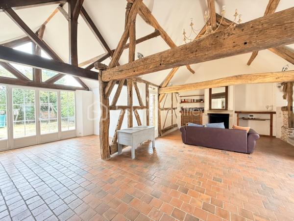 Découvrez cette charmante maison solognote indépendante d'environ 124 m² habitables, alliant le cachet de l'ancien et des volumes généreux.
Au rez-de-chaussée, une entrée dessert un vaste salon-séjour d'environ 54 m², agrémenté de poutres apparentes, de placards intégrés et d'une cheminée à foyer ouvert, offrant un espace de vie chaleureux et convivial. Vous trouverez également une cuisine indépendante, aménagée et équipée.
L'espace nuit en rez-de-chaussée, se compose d'une chambre d'environ 19 m², d'une salle de bains ainsi que de WC indépendants.
À l'étage, un palier en mezzanine dessert un bureau, idéal pour le télétravail, un espace lecture ou une chambre d'appoint.
L'ensemble est édifié sur un terrain clos d'environ 500 m², offrant un agréable espace extérieur facile à entretenir.