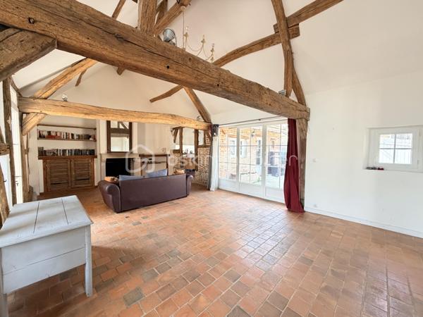 Découvrez cette charmante maison solognote indépendante d'environ 124 m² habitables, alliant le cachet de l'ancien et des volumes généreux.
Au rez-de-chaussée, une entrée dessert un vaste salon-séjour d'environ 54 m², agrémenté de poutres apparentes, de placards intégrés et d'une cheminée à foyer ouvert, offrant un espace de vie chaleureux et convivial. Vous trouverez également une cuisine indépendante, aménagée et équipée.
L'espace nuit en rez-de-chaussée, se compose d'une chambre d'environ 19 m², d'une salle de bains ainsi que de WC indépendants.
À l'étage, un palier en mezzanine dessert un bureau, idéal pour le télétravail, un espace lecture ou une chambre d'appoint.
L'ensemble est édifié sur un terrain clos d'environ 500 m², offrant un agréable espace extérieur facile à entretenir.