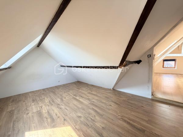 Découvrez cette charmante maison solognote indépendante d'environ 124 m² habitables, alliant le cachet de l'ancien et des volumes généreux.
Au rez-de-chaussée, une entrée dessert un vaste salon-séjour d'environ 54 m², agrémenté de poutres apparentes, de placards intégrés et d'une cheminée à foyer ouvert, offrant un espace de vie chaleureux et convivial. Vous trouverez également une cuisine indépendante, aménagée et équipée.
L'espace nuit en rez-de-chaussée, se compose d'une chambre d'environ 19 m², d'une salle de bains ainsi que de WC indépendants.
À l'étage, un palier en mezzanine dessert un bureau, idéal pour le télétravail, un espace lecture ou une chambre d'appoint.
L'ensemble est édifié sur un terrain clos d'environ 500 m², offrant un agréable espace extérieur facile à entretenir.