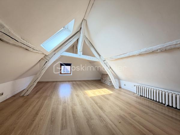 Découvrez cette charmante maison solognote indépendante d'environ 124 m² habitables, alliant le cachet de l'ancien et des volumes généreux.
Au rez-de-chaussée, une entrée dessert un vaste salon-séjour d'environ 54 m², agrémenté de poutres apparentes, de placards intégrés et d'une cheminée à foyer ouvert, offrant un espace de vie chaleureux et convivial. Vous trouverez également une cuisine indépendante, aménagée et équipée.
L'espace nuit en rez-de-chaussée, se compose d'une chambre d'environ 19 m², d'une salle de bains ainsi que de WC indépendants.
À l'étage, un palier en mezzanine dessert un bureau, idéal pour le télétravail, un espace lecture ou une chambre d'appoint.
L'ensemble est édifié sur un terrain clos d'environ 500 m², offrant un agréable espace extérieur facile à entretenir.