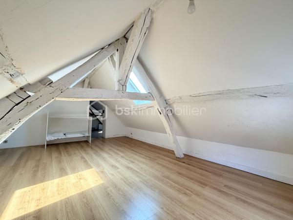 Découvrez cette charmante maison solognote indépendante d'environ 124 m² habitables, alliant le cachet de l'ancien et des volumes généreux.
Au rez-de-chaussée, une entrée dessert un vaste salon-séjour d'environ 54 m², agrémenté de poutres apparentes, de placards intégrés et d'une cheminée à foyer ouvert, offrant un espace de vie chaleureux et convivial. Vous trouverez également une cuisine indépendante, aménagée et équipée.
L'espace nuit en rez-de-chaussée, se compose d'une chambre d'environ 19 m², d'une salle de bains ainsi que de WC indépendants.
À l'étage, un palier en mezzanine dessert un bureau, idéal pour le télétravail, un espace lecture ou une chambre d'appoint.
L'ensemble est édifié sur un terrain clos d'environ 500 m², offrant un agréable espace extérieur facile à entretenir.