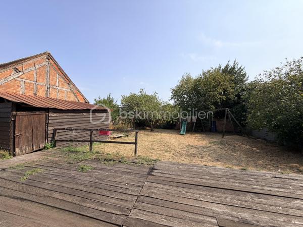 Découvrez cette charmante maison solognote indépendante d'environ 124 m² habitables, alliant le cachet de l'ancien et des volumes généreux.
Au rez-de-chaussée, une entrée dessert un vaste salon-séjour d'environ 54 m², agrémenté de poutres apparentes, de placards intégrés et d'une cheminée à foyer ouvert, offrant un espace de vie chaleureux et convivial. Vous trouverez également une cuisine indépendante, aménagée et équipée.
L'espace nuit en rez-de-chaussée, se compose d'une chambre d'environ 19 m², d'une salle de bains ainsi que de WC indépendants.
À l'étage, un palier en mezzanine dessert un bureau, idéal pour le télétravail, un espace lecture ou une chambre d'appoint.
L'ensemble est édifié sur un terrain clos d'environ 500 m², offrant un agréable espace extérieur facile à entretenir.