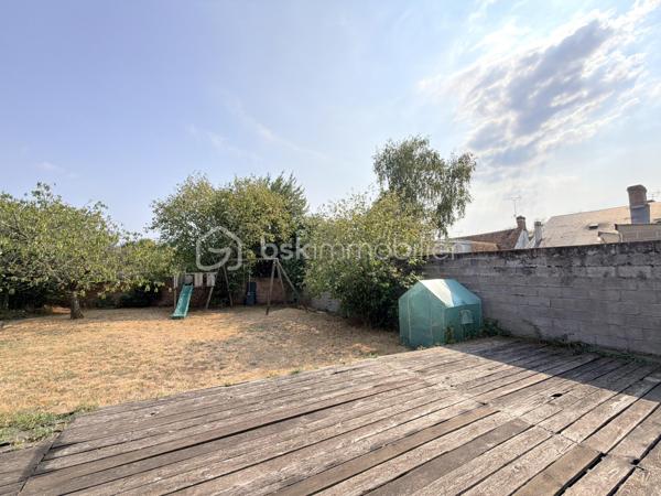 Découvrez cette charmante maison solognote indépendante d'environ 124 m² habitables, alliant le cachet de l'ancien et des volumes généreux.
Au rez-de-chaussée, une entrée dessert un vaste salon-séjour d'environ 54 m², agrémenté de poutres apparentes, de placards intégrés et d'une cheminée à foyer ouvert, offrant un espace de vie chaleureux et convivial. Vous trouverez également une cuisine indépendante, aménagée et équipée.
L'espace nuit en rez-de-chaussée, se compose d'une chambre d'environ 19 m², d'une salle de bains ainsi que de WC indépendants.
À l'étage, un palier en mezzanine dessert un bureau, idéal pour le télétravail, un espace lecture ou une chambre d'appoint.
L'ensemble est édifié sur un terrain clos d'environ 500 m², offrant un agréable espace extérieur facile à entretenir.