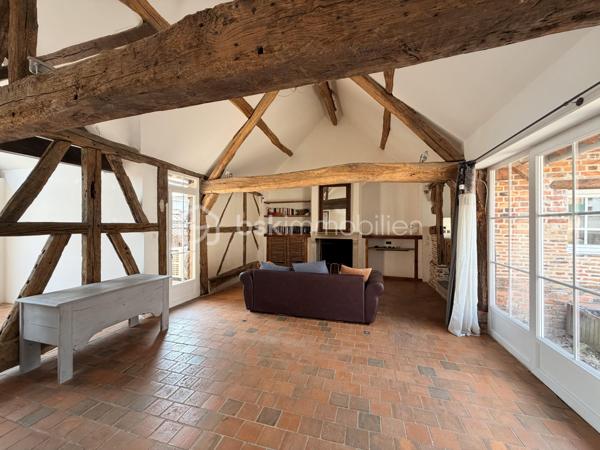 Découvrez cette charmante maison solognote indépendante d'environ 124 m² habitables, alliant le cachet de l'ancien et des volumes généreux.
Au rez-de-chaussée, une entrée dessert un vaste salon-séjour d'environ 54 m², agrémenté de poutres apparentes, de placards intégrés et d'une cheminée à foyer ouvert, offrant un espace de vie chaleureux et convivial. Vous trouverez également une cuisine indépendante, aménagée et équipée.
L'espace nuit en rez-de-chaussée, se compose d'une chambre d'environ 19 m², d'une salle de bains ainsi que de WC indépendants.
À l'étage, un palier en mezzanine dessert un bureau, idéal pour le télétravail, un espace lecture ou une chambre d'appoint.
L'ensemble est édifié sur un terrain clos d'environ 500 m², offrant un agréable espace extérieur facile à entretenir.