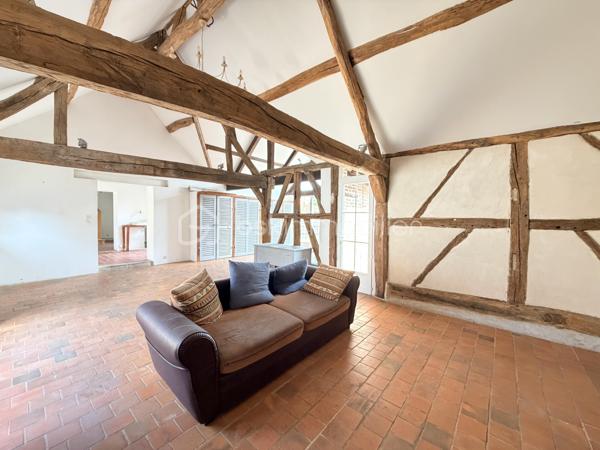Découvrez cette charmante maison solognote indépendante d'environ 124 m² habitables, alliant le cachet de l'ancien et des volumes généreux.
Au rez-de-chaussée, une entrée dessert un vaste salon-séjour d'environ 54 m², agrémenté de poutres apparentes, de placards intégrés et d'une cheminée à foyer ouvert, offrant un espace de vie chaleureux et convivial. Vous trouverez également une cuisine indépendante, aménagée et équipée.
L'espace nuit en rez-de-chaussée, se compose d'une chambre d'environ 19 m², d'une salle de bains ainsi que de WC indépendants.
À l'étage, un palier en mezzanine dessert un bureau, idéal pour le télétravail, un espace lecture ou une chambre d'appoint.
L'ensemble est édifié sur un terrain clos d'environ 500 m², offrant un agréable espace extérieur facile à entretenir.