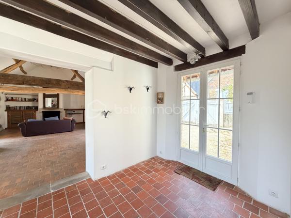 Découvrez cette charmante maison solognote indépendante d'environ 124 m² habitables, alliant le cachet de l'ancien et des volumes généreux.
Au rez-de-chaussée, une entrée dessert un vaste salon-séjour d'environ 54 m², agrémenté de poutres apparentes, de placards intégrés et d'une cheminée à foyer ouvert, offrant un espace de vie chaleureux et convivial. Vous trouverez également une cuisine indépendante, aménagée et équipée.
L'espace nuit en rez-de-chaussée, se compose d'une chambre d'environ 19 m², d'une salle de bains ainsi que de WC indépendants.
À l'étage, un palier en mezzanine dessert un bureau, idéal pour le télétravail, un espace lecture ou une chambre d'appoint.
L'ensemble est édifié sur un terrain clos d'environ 500 m², offrant un agréable espace extérieur facile à entretenir.