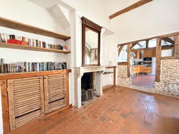 Découvrez cette charmante maison solognote indépendante d'environ 124 m² habitables, alliant le cachet de l'ancien et des volumes généreux.
Au rez-de-chaussée, une entrée dessert un vaste salon-séjour d'environ 54 m², agrémenté de poutres apparentes, de placards intégrés et d'une cheminée à foyer ouvert, offrant un espace de vie chaleureux et convivial. Vous trouverez également une cuisine indépendante, aménagée et équipée.
L'espace nuit en rez-de-chaussée, se compose d'une chambre d'environ 19 m², d'une salle de bains ainsi que de WC indépendants.
À l'étage, un palier en mezzanine dessert un bureau, idéal pour le télétravail, un espace lecture ou une chambre d'appoint.
L'ensemble est édifié sur un terrain clos d'environ 500 m², offrant un agréable espace extérieur facile à entretenir.