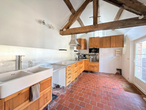 Découvrez cette charmante maison solognote indépendante d'environ 124 m² habitables, alliant le cachet de l'ancien et des volumes généreux.
Au rez-de-chaussée, une entrée dessert un vaste salon-séjour d'environ 54 m², agrémenté de poutres apparentes, de placards intégrés et d'une cheminée à foyer ouvert, offrant un espace de vie chaleureux et convivial. Vous trouverez également une cuisine indépendante, aménagée et équipée.
L'espace nuit en rez-de-chaussée, se compose d'une chambre d'environ 19 m², d'une salle de bains ainsi que de WC indépendants.
À l'étage, un palier en mezzanine dessert un bureau, idéal pour le télétravail, un espace lecture ou une chambre d'appoint.
L'ensemble est édifié sur un terrain clos d'environ 500 m², offrant un agréable espace extérieur facile à entretenir.