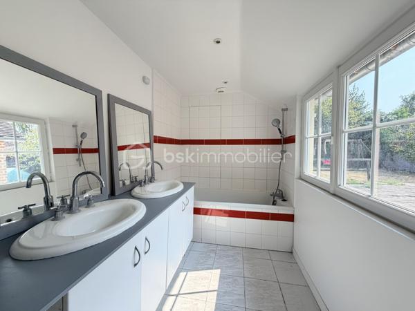 Découvrez cette charmante maison solognote indépendante d'environ 124 m² habitables, alliant le cachet de l'ancien et des volumes généreux.
Au rez-de-chaussée, une entrée dessert un vaste salon-séjour d'environ 54 m², agrémenté de poutres apparentes, de placards intégrés et d'une cheminée à foyer ouvert, offrant un espace de vie chaleureux et convivial. Vous trouverez également une cuisine indépendante, aménagée et équipée.
L'espace nuit en rez-de-chaussée, se compose d'une chambre d'environ 19 m², d'une salle de bains ainsi que de WC indépendants.
À l'étage, un palier en mezzanine dessert un bureau, idéal pour le télétravail, un espace lecture ou une chambre d'appoint.
L'ensemble est édifié sur un terrain clos d'environ 500 m², offrant un agréable espace extérieur facile à entretenir.