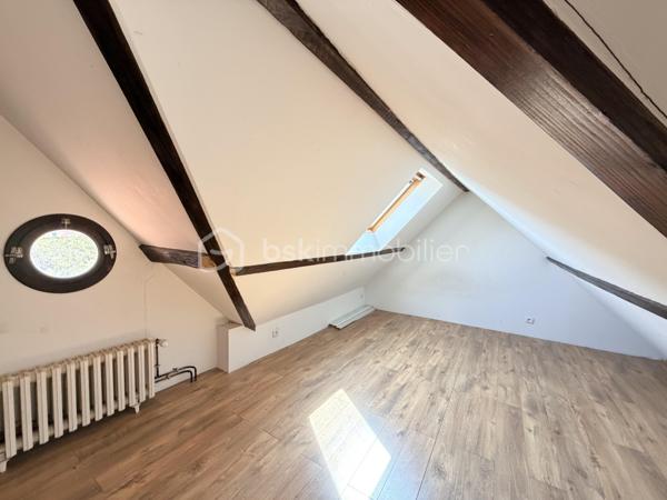 Découvrez cette charmante maison solognote indépendante d'environ 124 m² habitables, alliant le cachet de l'ancien et des volumes généreux.
Au rez-de-chaussée, une entrée dessert un vaste salon-séjour d'environ 54 m², agrémenté de poutres apparentes, de placards intégrés et d'une cheminée à foyer ouvert, offrant un espace de vie chaleureux et convivial. Vous trouverez également une cuisine indépendante, aménagée et équipée.
L'espace nuit en rez-de-chaussée, se compose d'une chambre d'environ 19 m², d'une salle de bains ainsi que de WC indépendants.
À l'étage, un palier en mezzanine dessert un bureau, idéal pour le télétravail, un espace lecture ou une chambre d'appoint.
L'ensemble est édifié sur un terrain clos d'environ 500 m², offrant un agréable espace extérieur facile à entretenir.