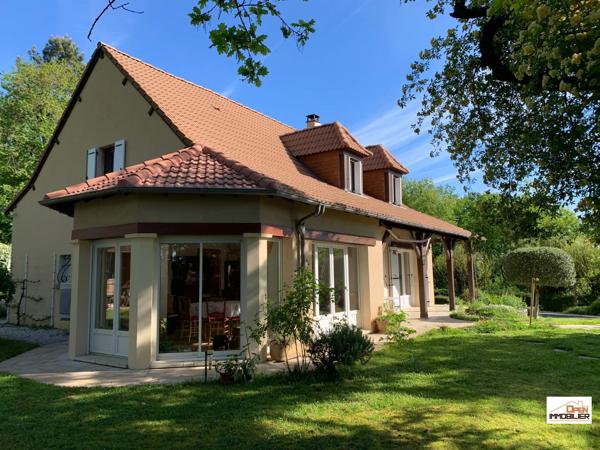 Maison avec double garage et jardin arboré