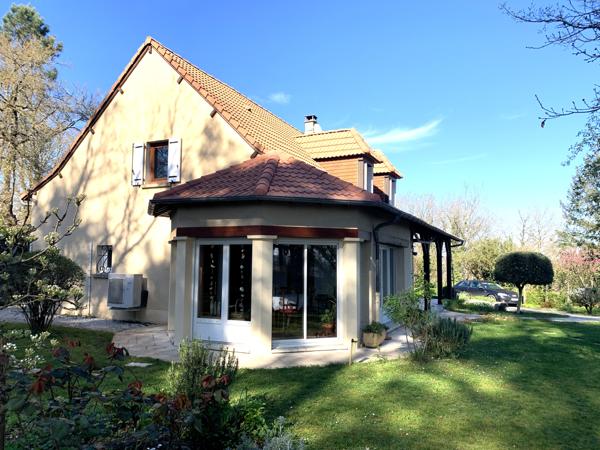 Maison avec double garage et jardin arboré
