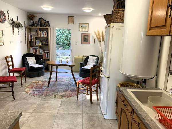Maison avec double garage et jardin arboré