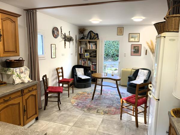 Maison avec double garage et jardin arboré