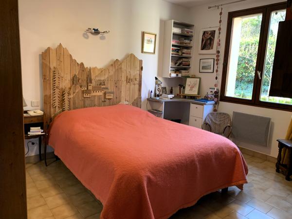 Maison avec double garage et jardin arboré