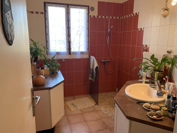 Maison avec double garage et jardin arboré