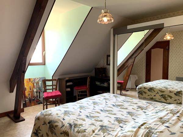 Maison avec double garage et jardin arboré