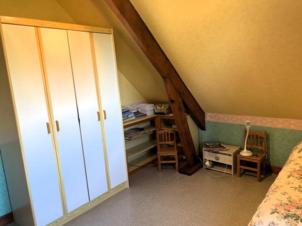 Maison avec double garage et jardin arboré