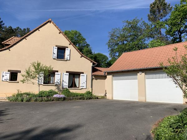 Maison avec double garage et jardin arboré