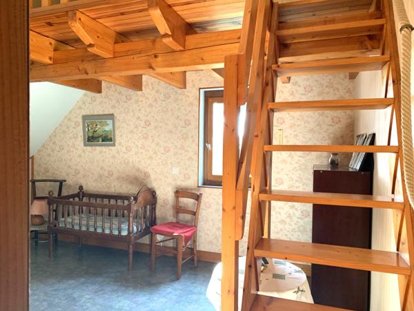 Maison avec double garage et jardin arboré